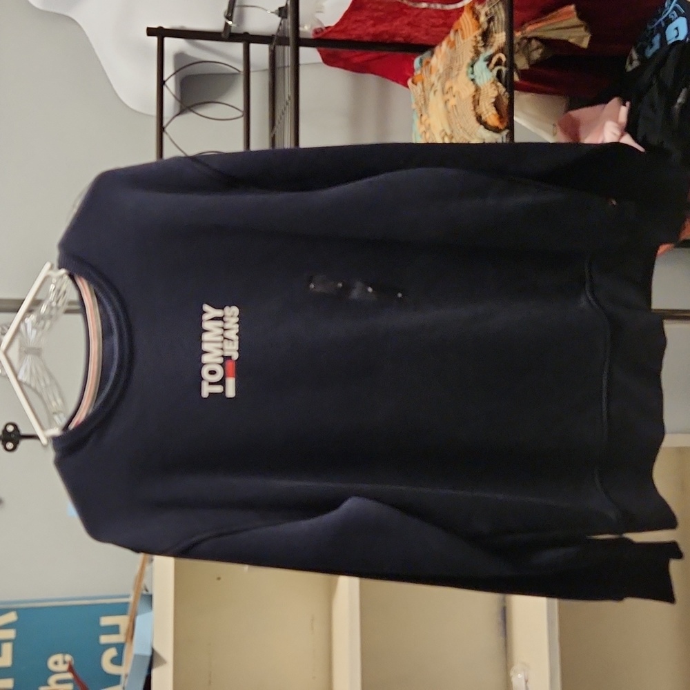 Tommy Hilfiger Tommy Jeans NWT MEN'S  Medium pullover. Crew neck
